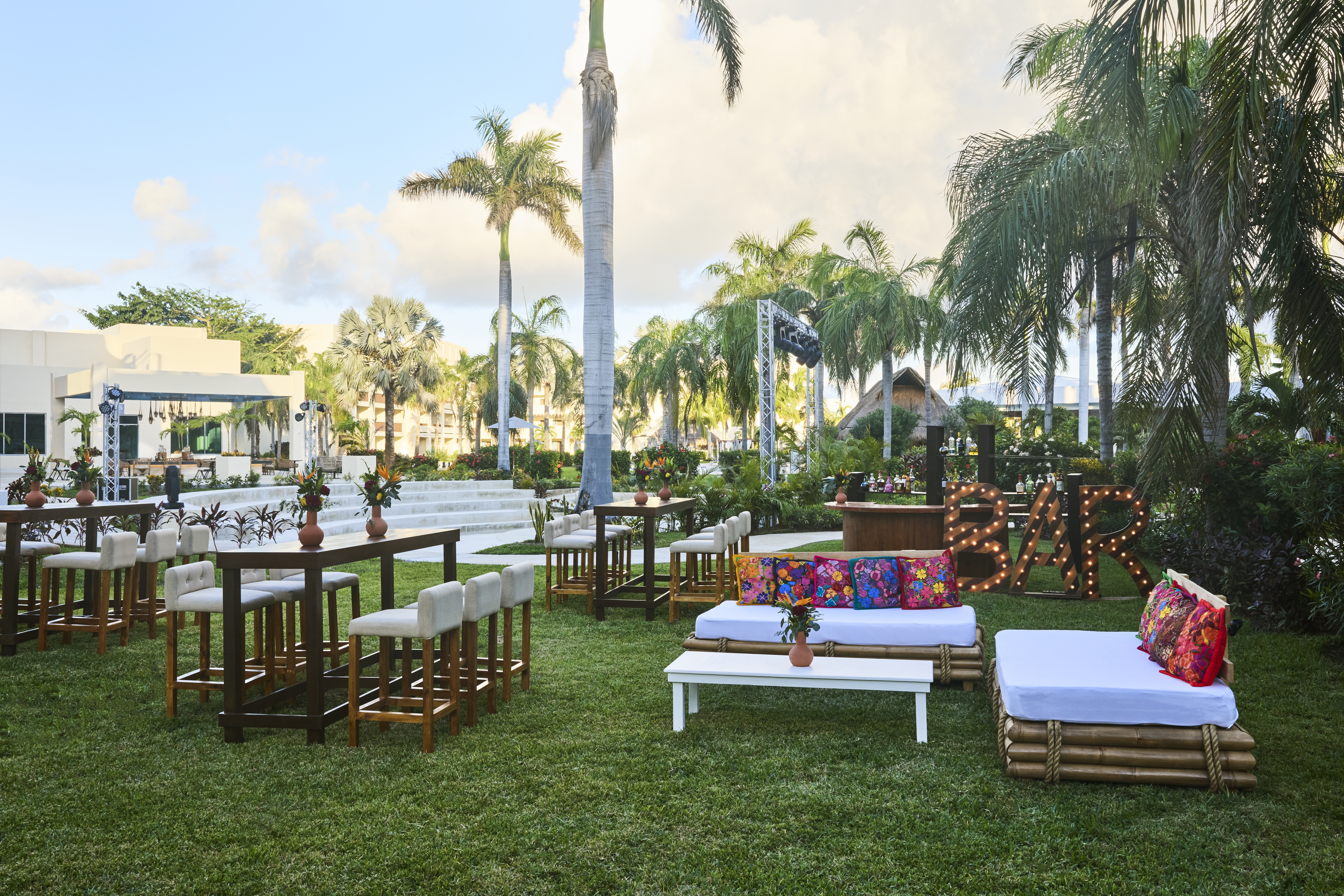 Hyatt-Ziva-Riviera-Cancun-MICE-Weddings-Soursop-Garden-Cocktail-Setup